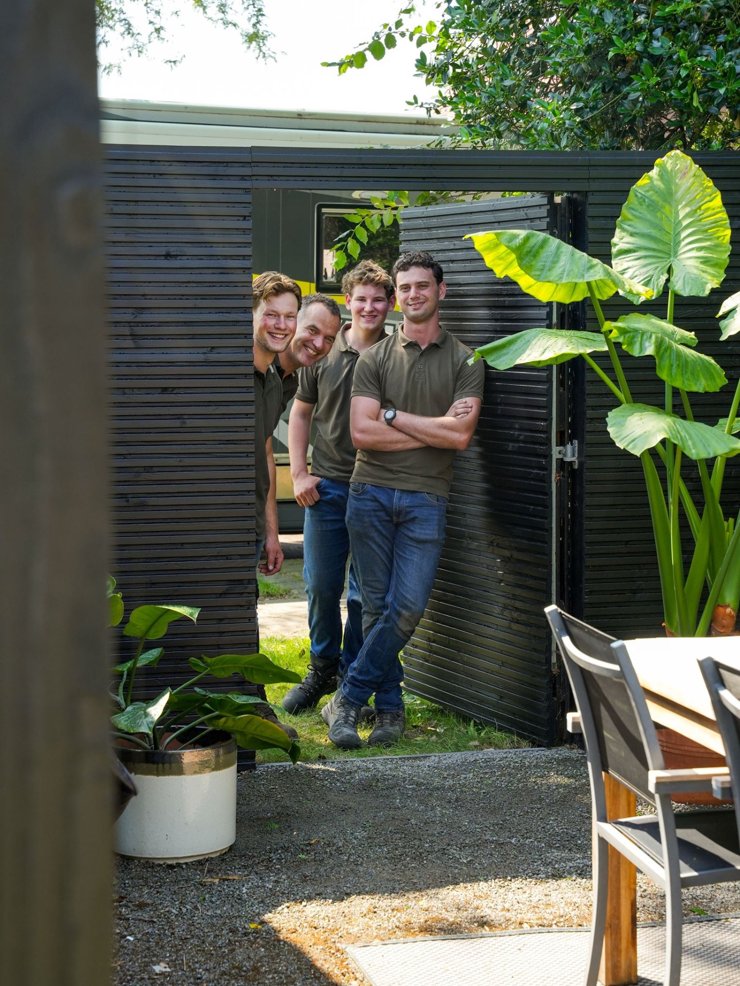 Het team lachend in de poort