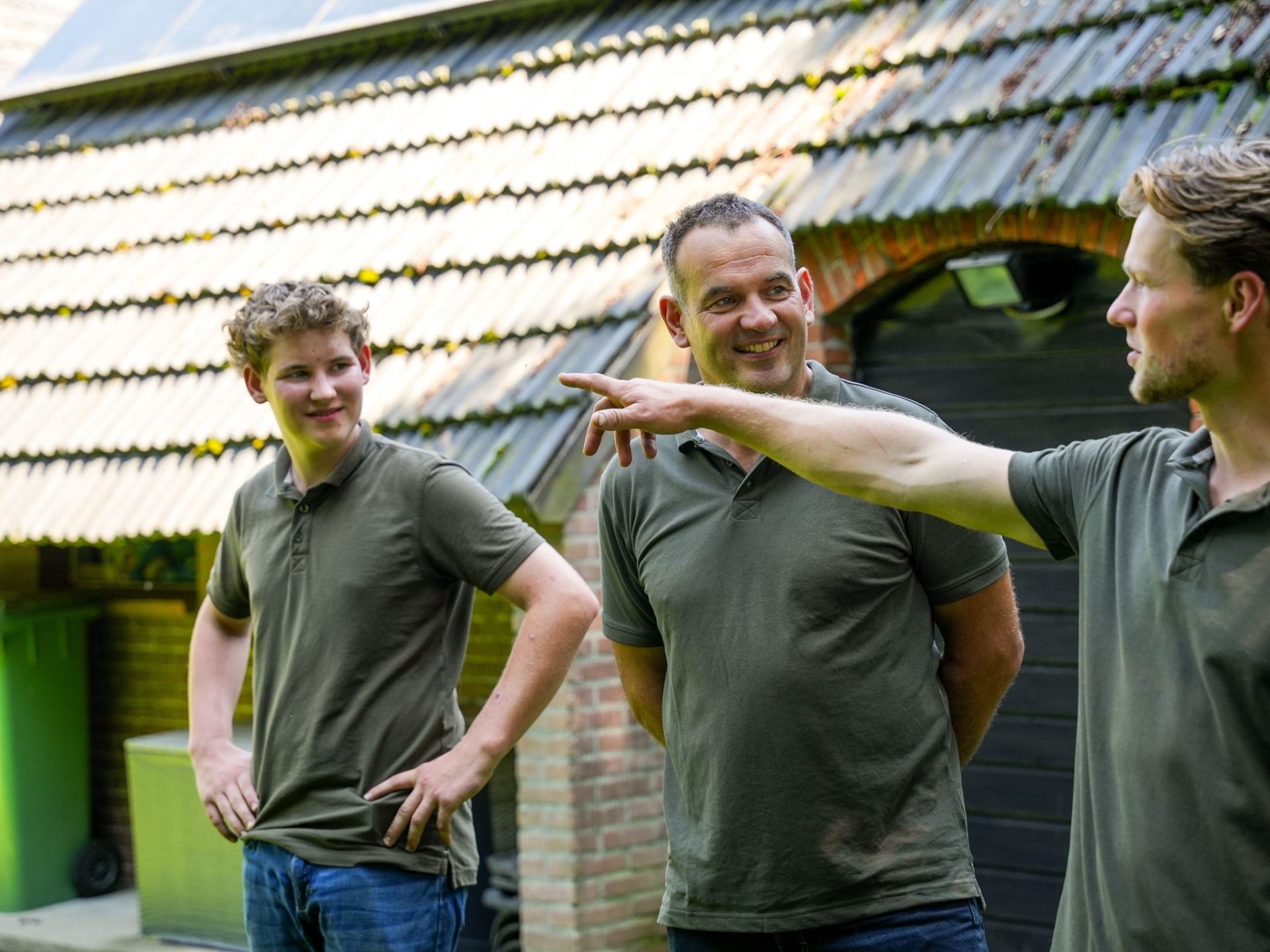 Team in overleg bij de schuur