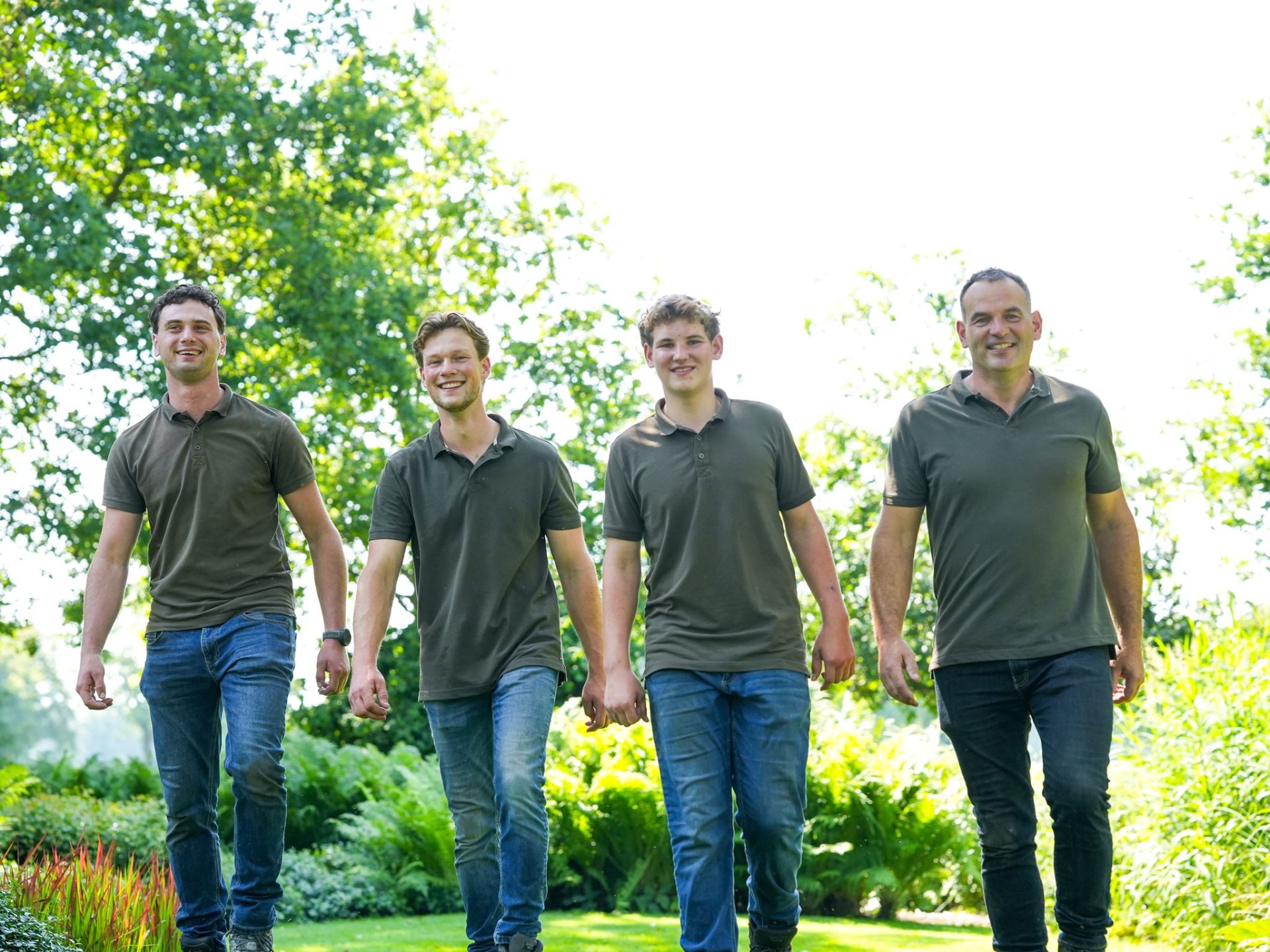 Het team van vandeVelde wandelt door de tuin